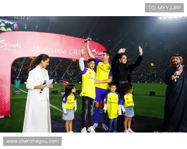 乔治娜分享近期生活点滴游历埃及与法拉利合影观看迷你罗比赛